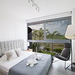 Haus In Mit Grossem Patio By Interhome Case de vacanță *