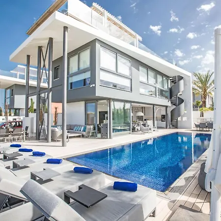 Haus In Mit Grossem Patio By Interhome Paralímni